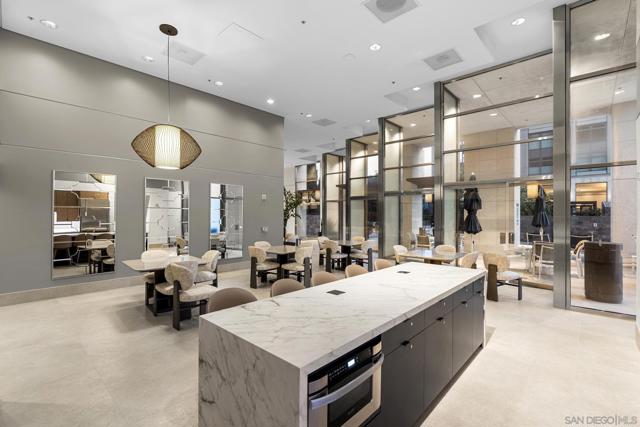 645 Front St, San Diego CA: https://media.crmls.org/mediaz/33f64e6a-eeb7-4ac5-98dc-42adc40e5388.jpg