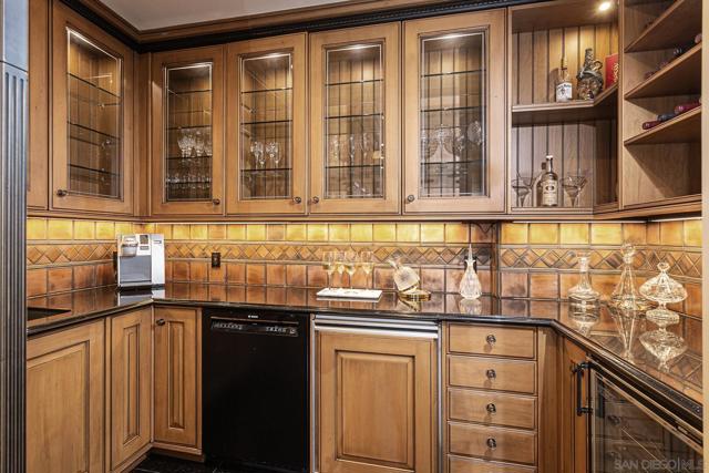 700 Front St, San Diego CA: https://media.crmls.org/mediaz/33f6a9a0-1e35-431f-af86-4f1fe1c2e685.jpg