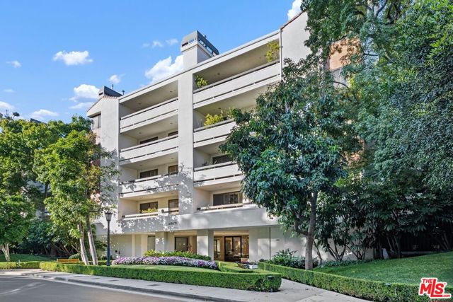 2132 Century Park Lane, Los Angeles CA: https://media.crmls.org/mediaz/33f701f7-aa40-4135-9468-2c6284730bd9.jpg