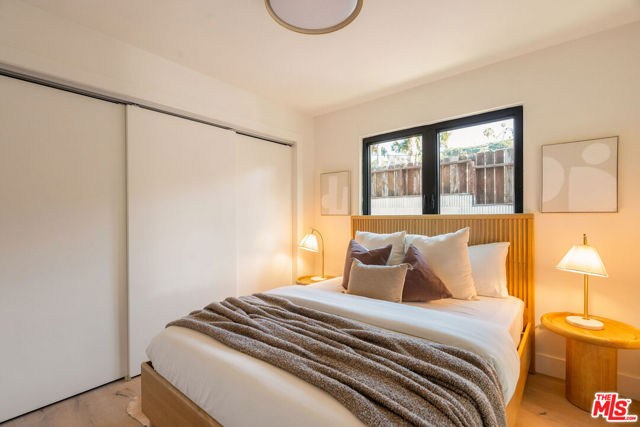 3820 S Burnside Avenue, Los Angeles CA: https://media.crmls.org/mediaz/33f78637-3ce5-4995-a682-3912f85738c4.jpg