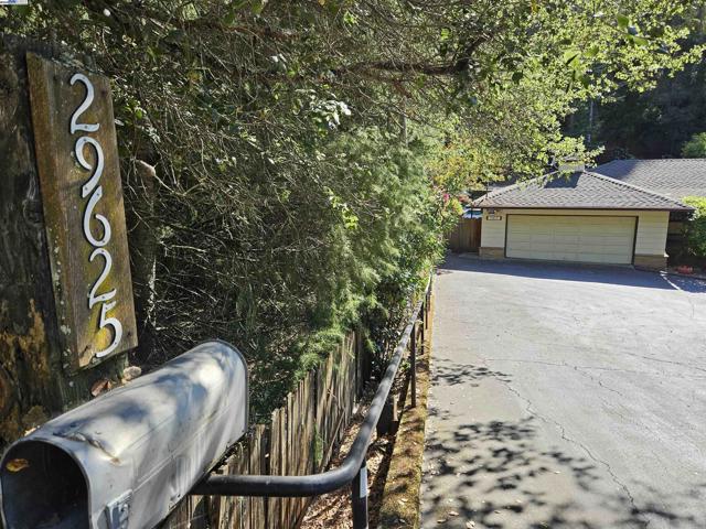 29625 Palomares Rd, Castro Valley CA: https://media.crmls.org/mediaz/33f8472d-a3c8-42b1-947b-b7a13d613a0b.jpg