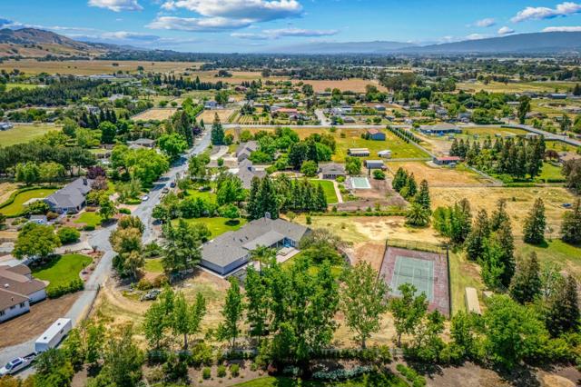 14830 Bartlett Court, San Martin CA: https://media.crmls.org/mediaz/33fa2c7a-1248-4413-87f6-2d5d5a73c1df.jpg