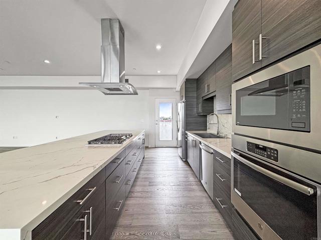 3047 North Park Way, San Diego CA: https://media.crmls.org/mediaz/33fbef27-4d0b-41f6-a554-86135e69f00f.jpg