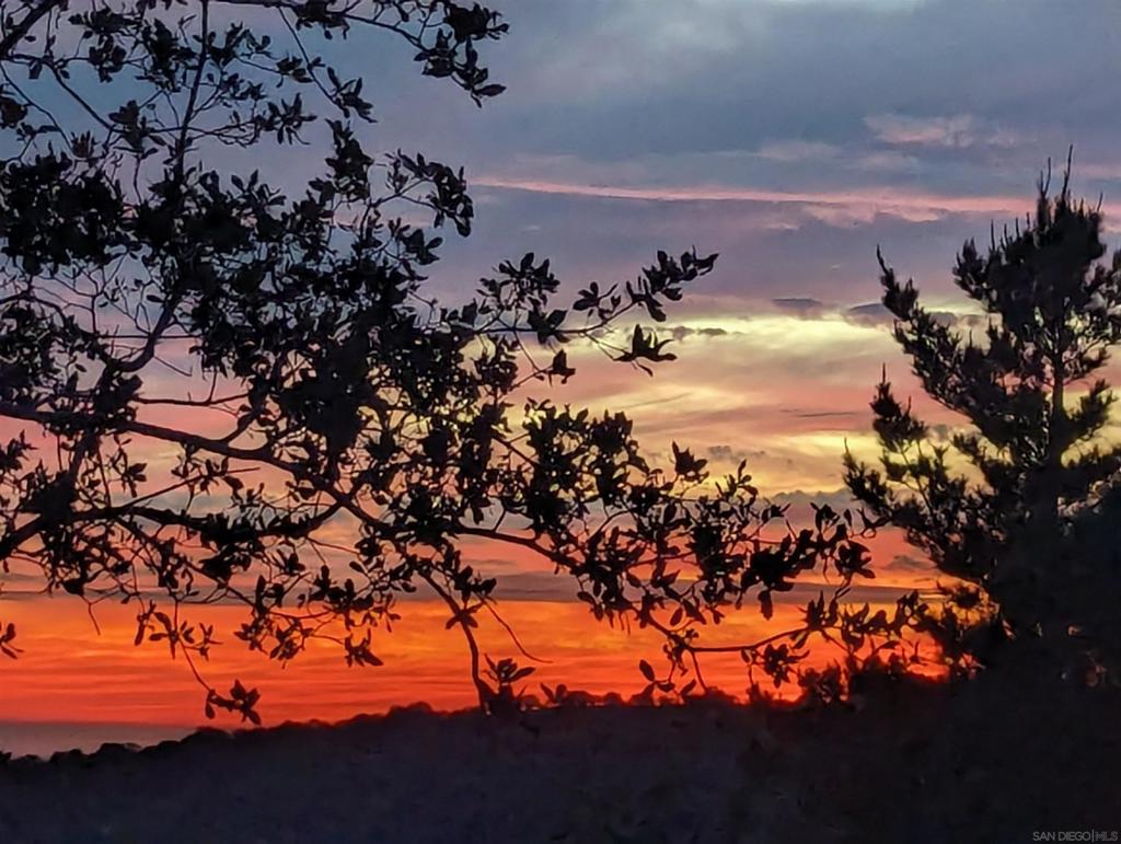 https://media.crmls.org/mediaz/33fca19a-0ef9-4f87-945b-0fc69b792d74.jpg?preset=X-Large