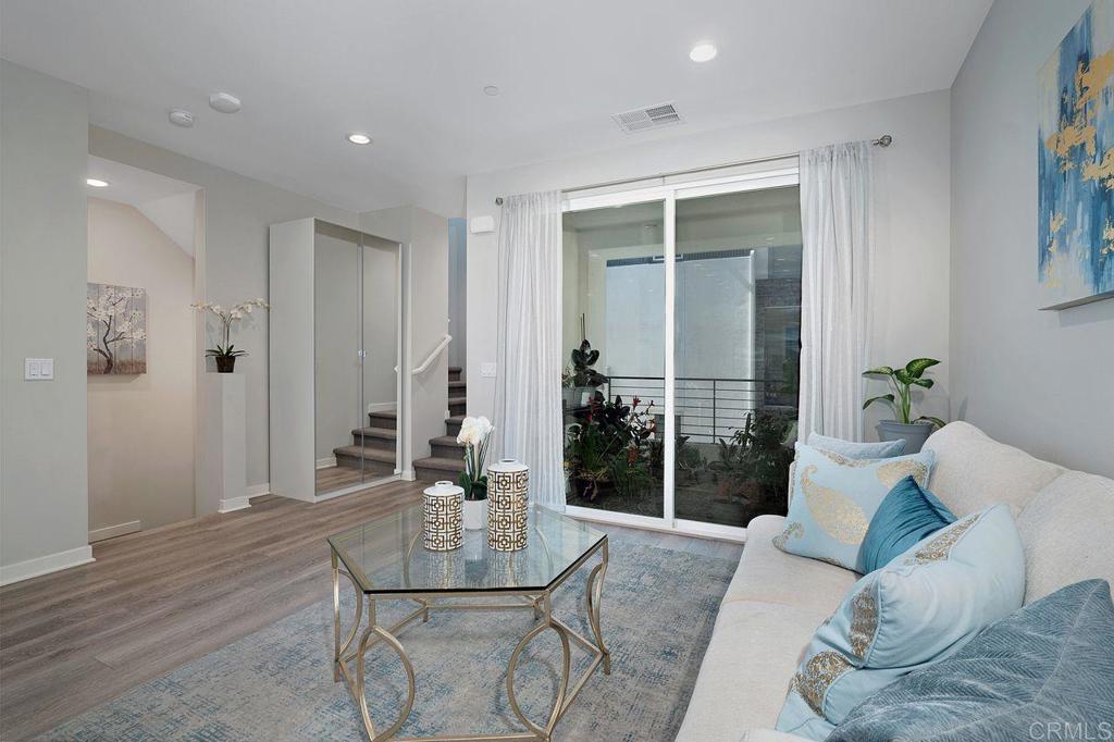 https://media.crmls.org/mediaz/33fcd5c7-6134-4a18-9313-109db38082d8.jpg?preset=X-Large