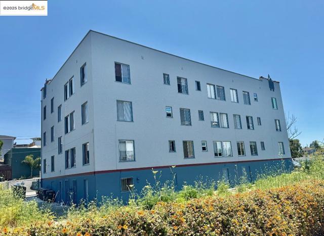 2240 MacArthur Blvd, Oakland CA: https://media.crmls.org/mediaz/33fced87-b64f-4f44-bcd9-223c1041dc61.jpg