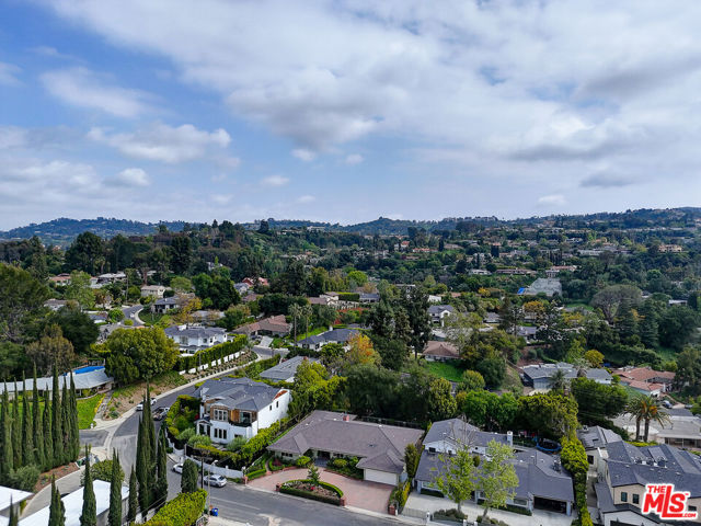 16314 Meadowridge Road, Encino CA: https://media.crmls.org/mediaz/33fdaa38-0a07-4f63-ada5-8ca4772a325e.jpg