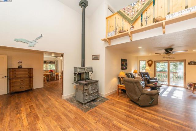 851 Mountain Aire Lane, Trinity Center CA: https://media.crmls.org/mediaz/33fe587d-9f97-44c7-a6e7-f829f266d6fb.jpg