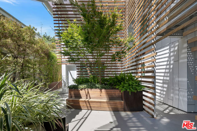 935 N San Vicente Boulevard, West Hollywood CA: https://media.crmls.org/mediaz/33ffe783-d3a2-42ec-898e-ebec164fae5a.jpg