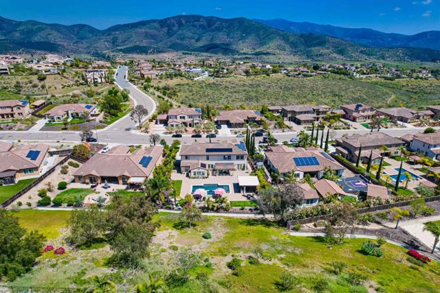 466 Agua Vista Dr, Chula Vista CA: https://media.crmls.org/mediaz/33fff882-29c9-45c7-9cf1-e5e8715b228b.jpg