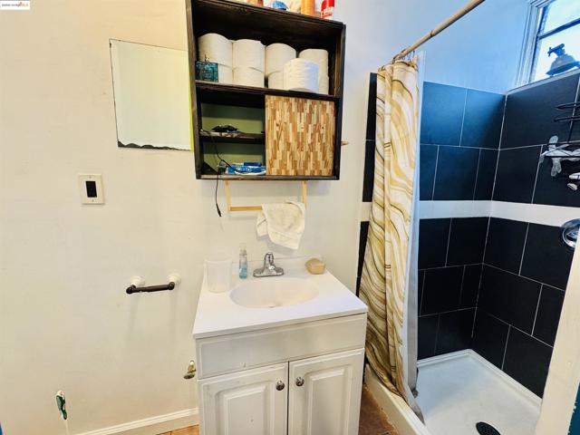 1344 64Th Ave, Oakland CA: https://media.crmls.org/mediaz/3400c8e5-ece1-4cb5-88e3-c20c0f25c053.jpg