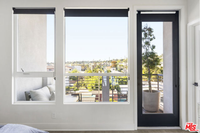 1417 N Lincoln Lane, Los Angeles CA: https://media.crmls.org/mediaz/3402e402-ea04-4525-a311-aacd68b78f23.jpg