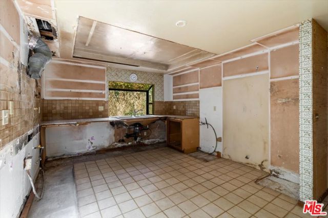 11 S Callecita, Laguna Beach CA: https://media.crmls.org/mediaz/340301d6-a91e-4a32-8a95-69904f4e20db.jpg