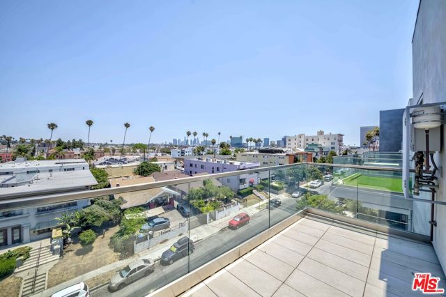 105 S Mariposa Avenue, Los Angeles CA: https://media.crmls.org/mediaz/3403697b-3790-4c8a-ba90-6f4a4aae2511.jpg
