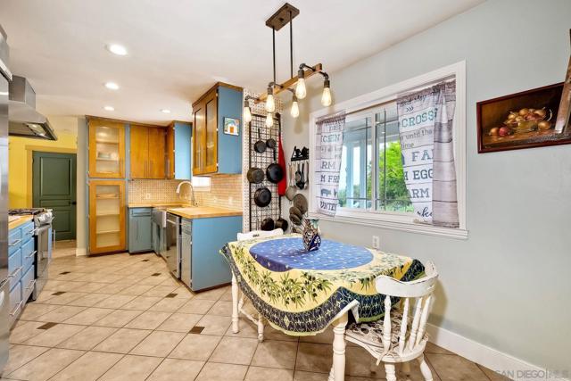 9435 Morcado Cir, La Mesa CA: https://media.crmls.org/mediaz/3405010a-1550-4a47-9d4a-9d8049062a86.jpg
