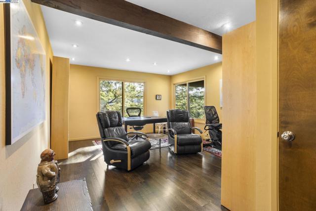 3 Abbott Way, Piedmont CA: https://media.crmls.org/mediaz/34051481-2d60-433c-b490-339636773dca.jpg