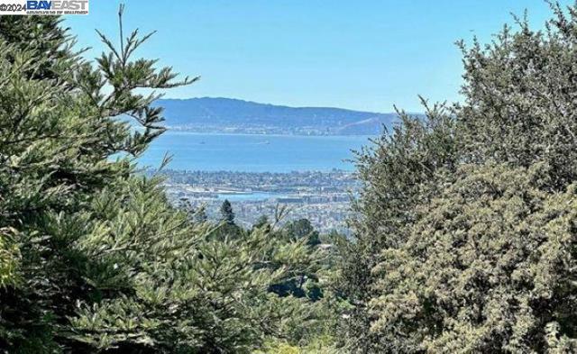 0 Villanova Dr, Oakland CA: https://media.crmls.org/mediaz/34051717-0775-4d4b-9f85-6036be0dd55a.jpg