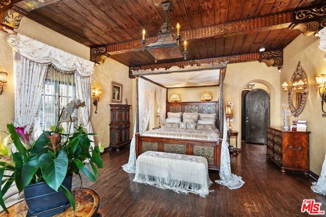 4320 Cedarhurst Circle, Los Angeles CA: https://media.crmls.org/mediaz/3406168b-7bcf-4316-9082-f52cb5c67f2a.jpg