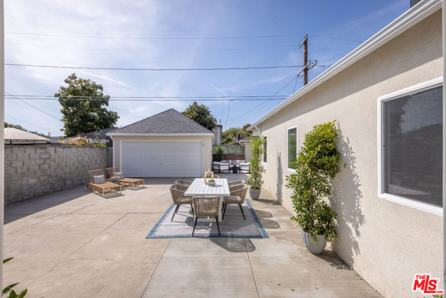 3827 S Victoria Avenue, View Park CA: https://media.crmls.org/mediaz/3407e0f4-15e6-4ab1-bc49-1969258773a1.jpg