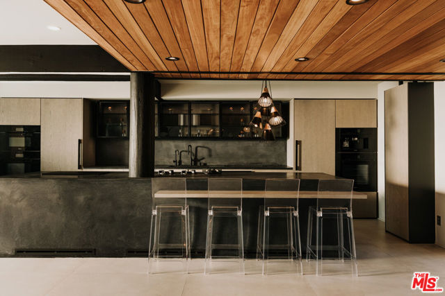 1509 Amalfi Drive, Pacific Palisades CA: https://media.crmls.org/mediaz/3407feca-7b8d-40c4-96e9-9e02adecc05c.jpg