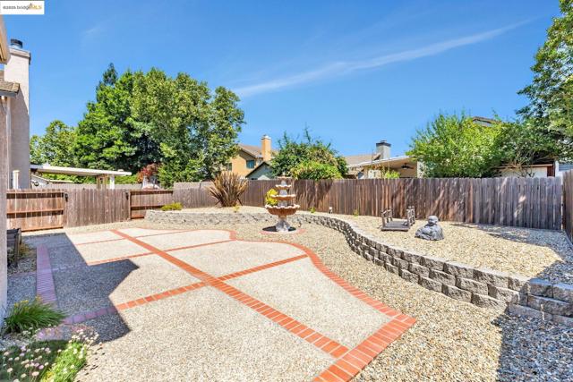8215 Red Elk Dr, Elk Grove CA: https://media.crmls.org/mediaz/34083c67-9587-49e3-9b62-94276244b92c.jpg