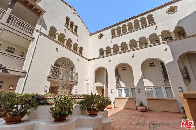 5935 Playa Vista Drive, Playa Vista CA: https://media.crmls.org/mediaz/34099f36-f5f7-4d3c-9638-06bc08196077.jpg