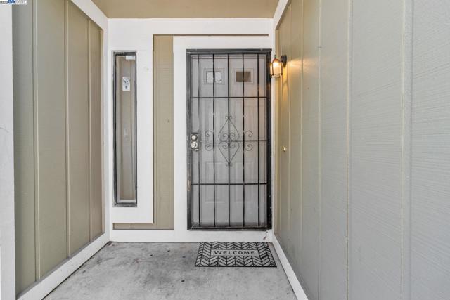 1290 Canterbury, Hercules CA: https://media.crmls.org/mediaz/3409e8e1-afd1-4e60-9169-d391a789ae7c.jpg