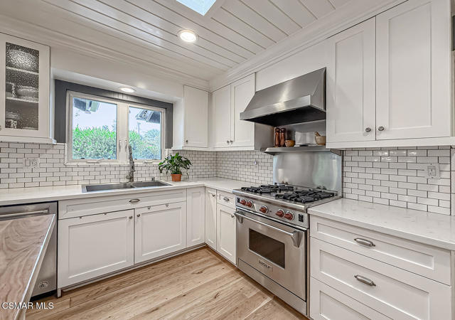 1888 El Monte Drive, Thousand Oaks CA: https://media.crmls.org/mediaz/340b1f9e-f432-4884-b08c-b1a787566539.jpg