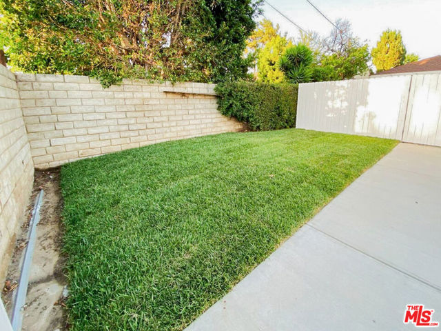 9009 Monogram Ave, Northridge CA: https://media.crmls.org/mediaz/340b2d20-23e1-40d3-9b57-fee36b19156d.jpg