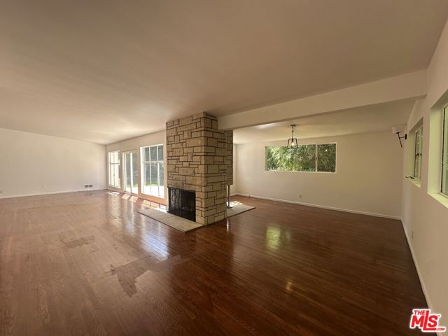 1555 San Ysidro Drive, Beverly Hills CA: https://media.crmls.org/mediaz/340b348a-37cb-4834-a141-d8b04401feab.jpg