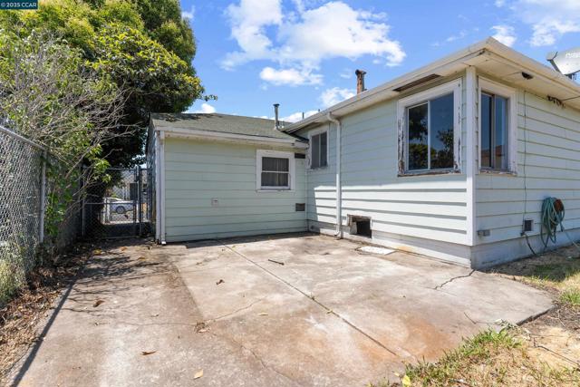 1406 Monterey St, Richmond CA: https://media.crmls.org/mediaz/340b5064-c2e9-4689-ad7c-e8a4f98405d3.jpg