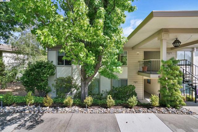 2841 Ptarmigan Dr, Walnut Creek CA: https://media.crmls.org/mediaz/340b8254-e389-405a-b15f-60d8044d351d.jpg