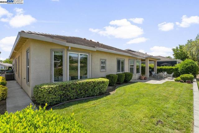 1123 Burghley Ln, Brentwood CA: https://media.crmls.org/mediaz/340d9bd0-d48a-4825-97b0-75fe7c5860e9.jpg