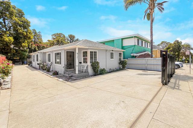 6133 Seminary Ave, Oakland CA: https://media.crmls.org/mediaz/340da6b3-b702-4a19-9b9d-df1dbd179ea7.jpg