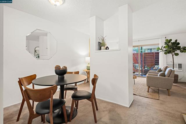 2730 Oak Rd, Walnut Creek CA: https://media.crmls.org/mediaz/340e4d50-348e-47a9-b272-df94c07589e0.jpg