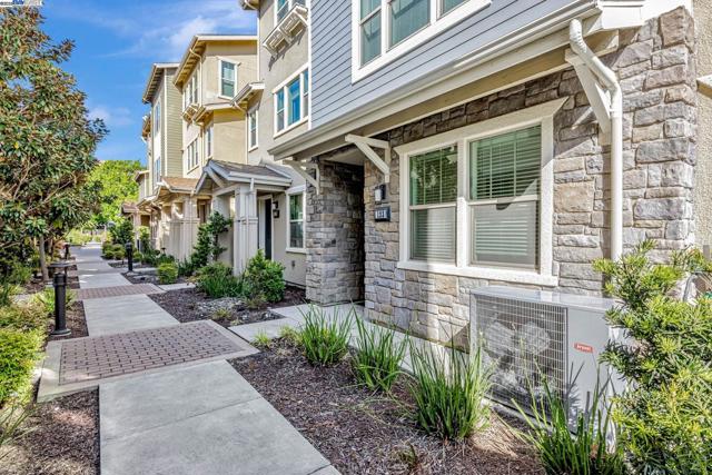 123 Branta Cmn, Fremont CA: https://media.crmls.org/mediaz/340e623a-0833-4491-9fa9-fd38ddb7c378.jpg