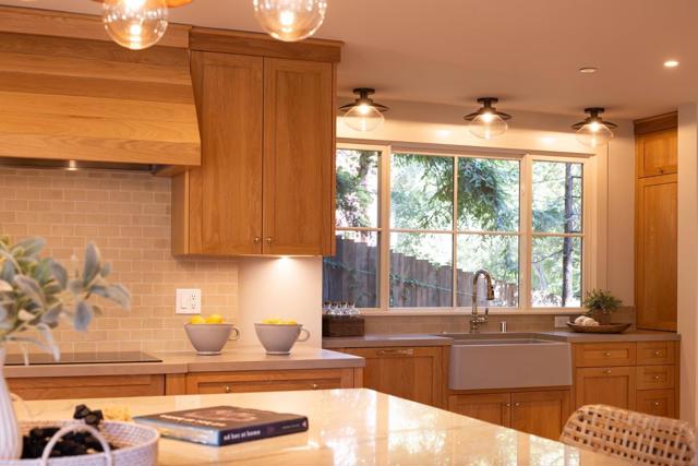 4 Oak Knoll Way, Carmel CA: https://media.crmls.org/mediaz/340ec445-24bf-43ef-9722-954c39a54fd9.jpg