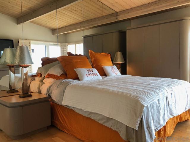 350 Prospect St, La Jolla CA: https://media.crmls.org/mediaz/3410205e-7766-47a7-b350-628af08687cc.jpg