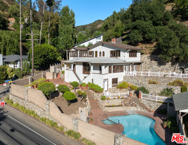 2136 Benedict Canyon Drive, Beverly Hills CA: https://media.crmls.org/mediaz/34111952-55b3-412b-9285-6a7e99f7c19c.jpg