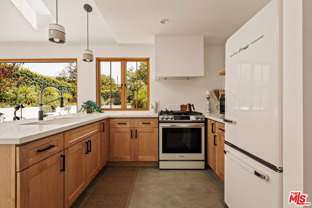 7219 Dunfield Avenue, Los Angeles CA: https://media.crmls.org/mediaz/3413adfc-af19-477f-b0fd-7f16d13ae4dc.jpg