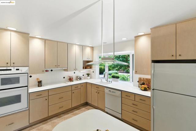 499 Blackstone Drive, San Rafael CA: https://media.crmls.org/mediaz/34140ad2-3878-47f1-b19e-f839148a0198.jpg