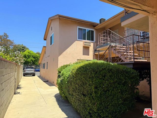 13444 Burbank Boulevard, Sherman Oaks CA: https://media.crmls.org/mediaz/3414600c-e9e6-42c1-a40c-752cba4440fb.jpg