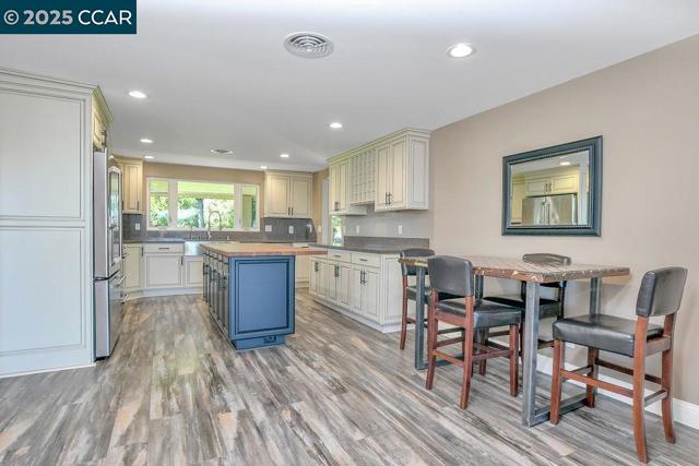 2280 Concord Ave, Brentwood CA: https://media.crmls.org/mediaz/34159232-d207-40e2-92d7-bb40fb185191.jpg