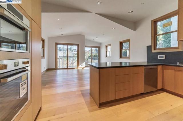 1208 Stanyan St, San Francisco CA: https://media.crmls.org/mediaz/34168ee9-a02e-42d7-9644-62de283d3698.jpg