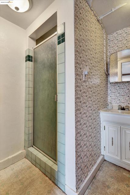 536 Pomona Ave, Albany CA: https://media.crmls.org/mediaz/34178911-c98d-44f1-b334-85e2fc2f43a3.jpg