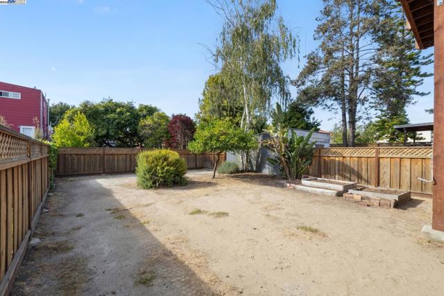 1525 Stanton St, Alameda CA: https://media.crmls.org/mediaz/34178d4f-8be6-46c6-baac-6bb35d9a3992.jpg