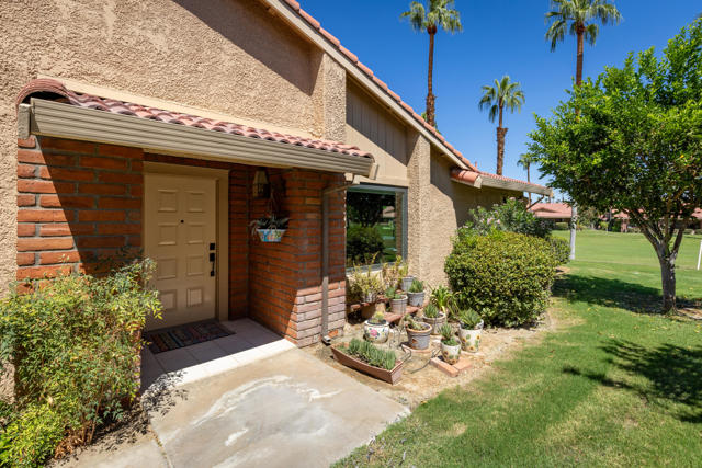 81 Camino Arroyo Place, Palm Desert CA: https://media.crmls.org/mediaz/3418d8c8-dcda-403a-92bc-eb21277322af.jpg