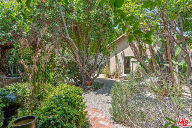 809 S Muirfield Road, Los Angeles CA: https://media.crmls.org/mediaz/34197563-0321-4726-9846-9022be73cc84.jpg