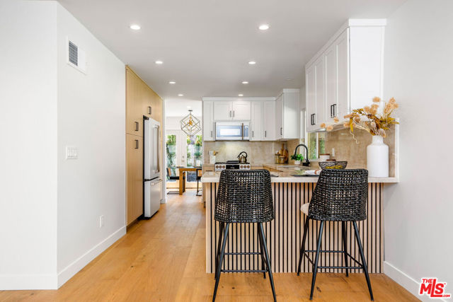 22357 Welby Way, Woodland Hills CA: https://media.crmls.org/mediaz/3419d441-161a-40fe-ac17-bde780639553.jpg