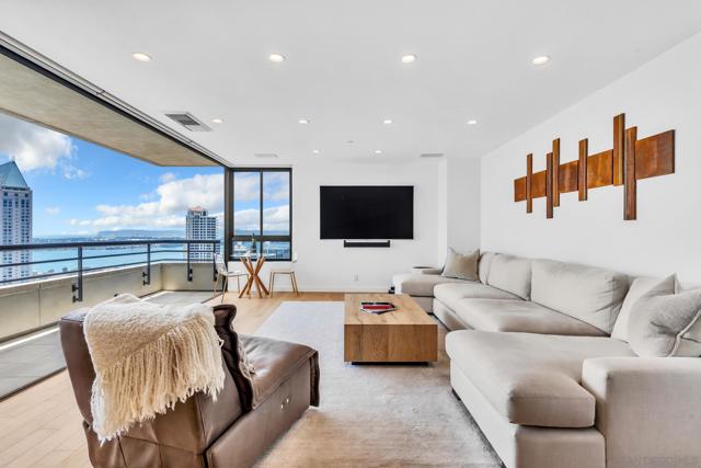 700 Front St, San Diego CA: https://media.crmls.org/mediaz/3419ecf3-841b-445c-aa46-b61e7d8432f7.jpg